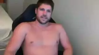 رجل يتعرض ويحلب