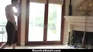 كلبتان مثارتان تشاركان مجموعتهما الإباحية من الألعاب