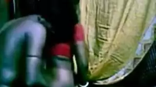 ساقا الزوجة الساخنة مفتوحتان: قضيب بين جواربها الحريرية