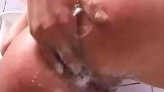 حلوة سمراء تأخذ خرز شرجي زجاجي، تحب اللمعان لمشهد حلاقة مبللة