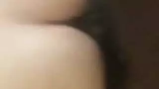 أم سمراء تتعرض للقذف بقوة من قبل فتاة مثلية في عقاب مهين للفرج