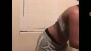 مراهقة سمراء مثيرة تمارس الجنس مع نفسها بهزاز لأجل غريب