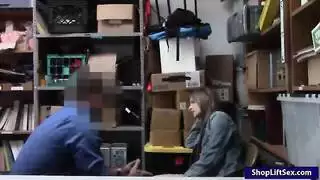 حامل ومعاقبة: قضيب الشرطي يعلم سارقة درس إباحي قاس