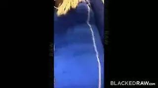جنس قاسي بالقضيب الأسود: ضربات عميقة وبكاء شغوف