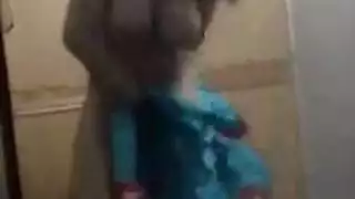 أثداء مثالية لعاهرة مصرية معروضة – بورن استحمام ساخن