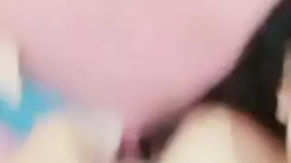 فتاة مغرية تخلع ملابسها وتمص قضيبًا في غرفة التبديل