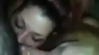 فتاتان وقضيب واحد: مشهد إباحي ثلاثي مثير