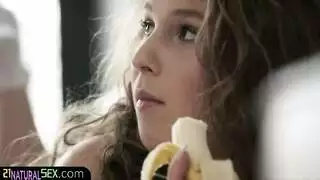 أم هاوية كاترين تُصفع وتُضرب شرجيًا على السرير