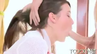 والد ذو قضيب كبير يسيطر على فتاة صغيرة في مشهد صريح