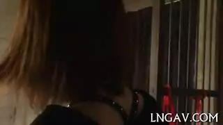 آسيوية مثيرة تستخدم أثداءها الطبيعية الكبيرة لإثارته قبل وضعية الكلب العنيفة