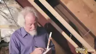  قضيب ناضج يشبع مهبلي مراهقتين في فعل صريح