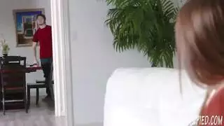 جميلة وقحة في سن المراهقة إعطاء أول أداء المتشددين لها