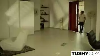 عرض بورن قوي لعارضة كاميرا عربية ممتلئة الجسم