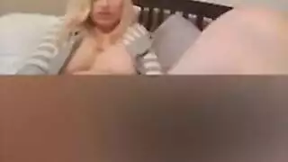ثنائي الأم وابنتها يستكشفان أجساد بعضهما بطريقة قوية