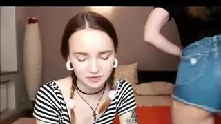 مساعدة الأخت في مراجعه دروسها