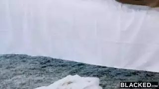 ساره جاي تستقبل عدة كميات من السائل المنوي على الكاميرا