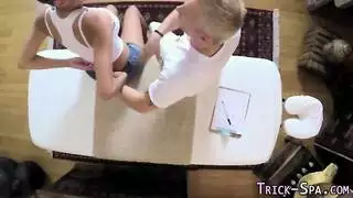 الجميلة السمراء تفتح ساقيها لضربات عنيفة بوضعية الفرس