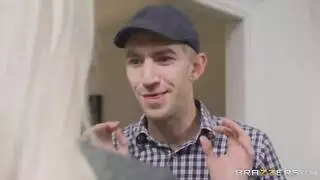 فتاة عالمية الدرجة ذات أثداء كبيرة منتفخة تتعرض لضربات قاسية