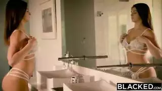 من الاستعراض إلى الوصول للنشوة: جميلة فاتحة البشرة تأخذ قضيبًا صلبًا