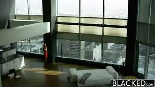 إنها تتوق لقضيبك عميقًا في مؤخرتها