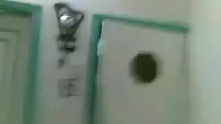 صفقات بيت الدعارة: فتيات محجبات يساومن على القضيب