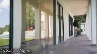 فتاتان سمراوان تتقاسمان قبلاً مبللة وجنساً فموياً في جلسة تدليك ساخنة