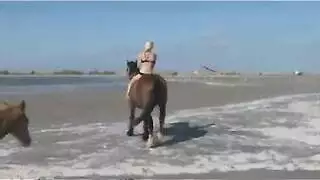 ملكة الشرج ميلا ميلان تفتح فتحتها بديلدو عملاق