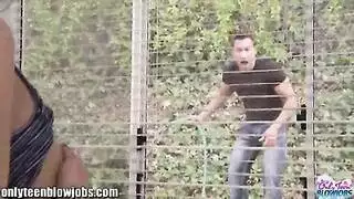 فرج الفتاة الصغير المشدود يتمدد بقضيب البستاني