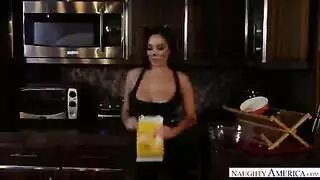 محلوقة من الأعلى، مشعرة من الأسفل – سمراء تأخذه بعمق