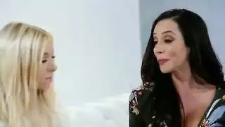 ابنة الزوجة تحصل على قذف لزج وتتوق لأن تُضاجع بقوة