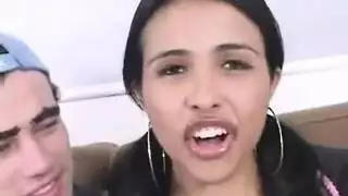 جلسة مص: سمراء جميلة تأخذ قضيبًا أجنبيًا