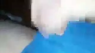 شاب مفتول العضلات يمنح فتاتين لللياقة البدنية ضربًا قويًا في غرفة الأوزان
