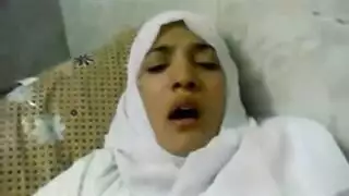 قضيب غليظ يضرب كس الناكحة الموحّحة المبلل