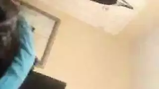 علاقة جنسية جماعية إباحية: أربعة رجال يضربون فتاة سمراء مغرية