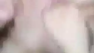مستعرضة بشبكة صيد حمراء تُمارس الجنس في العلن