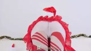 إباحية عيد الميلاد: مراهقة شقراء تختنق بزب سمين بينما تُضاجع