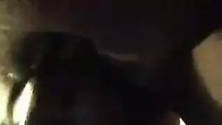 إباحية سمراء صريحة: مص في الحلق ولعب بالكس