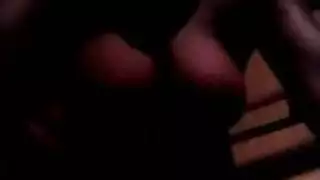 مصة سمراء صريحة مع اختناق وبلع شديدين