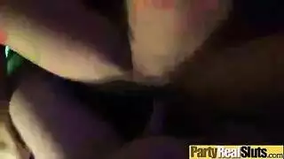 تنبيه مهبل مبلل: الشقراء ليلى كوكس تستعد لعمل إباحي عنيف