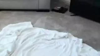 ممثلة إباحية شقراء تستفز بثدييها السليكونيين العملاقين في مكالمة فيديو