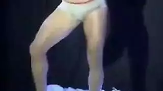 شاب مثلي الجنس شديد الشهوة يمارس الجنس مع قضيبه