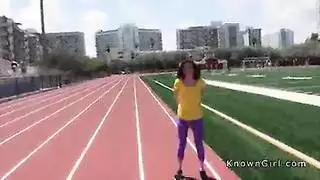 ممارسة جنسية ثلاثية قذرة في المرحاض: فم، كس، وإيلاج إصبع شرجي