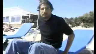 أوجى مغربية على الشاطئ: إباحية علنية مع أزواج مثارين