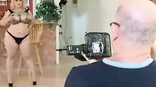 ثدي نار وطيز ضخم: شقراء تتعرض لقصف جنسي قاس في المطبخ