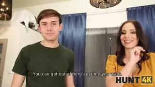 أثداء طبيعية ضخمة ولسان على حلماتها المنتصبة