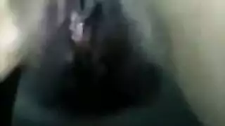 مهرجان جماع حمام مبلل: عاهرة تبلغ ذروتها بقوة في دش كابينة المرحاض