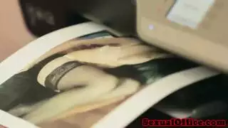 علاقة مكتبية تتحول إلى نيك خشن على المكتب