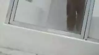 جاسوس يشاهد العاهرة تحلف خلال عرض مباشر عاري