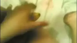 تناك بالموزة بشكل قاسي: جوزها بيصورها وهي تئن من النشوة