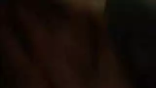 رجلان يخدمانها: واحد بأصابعه والآخر يغطيها بالسائل المنوي